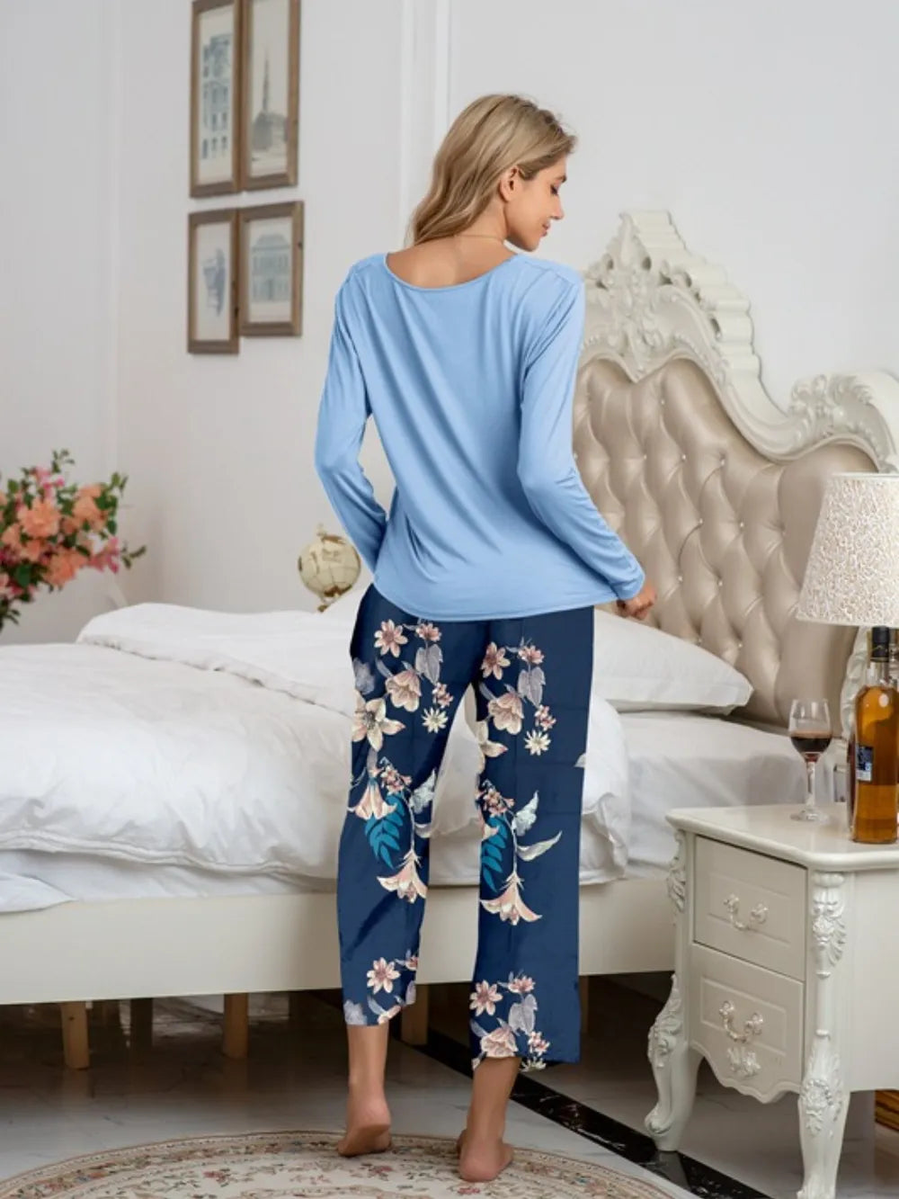 Ensemble de détente avec haut à encolure ronde et pantalon imprimé