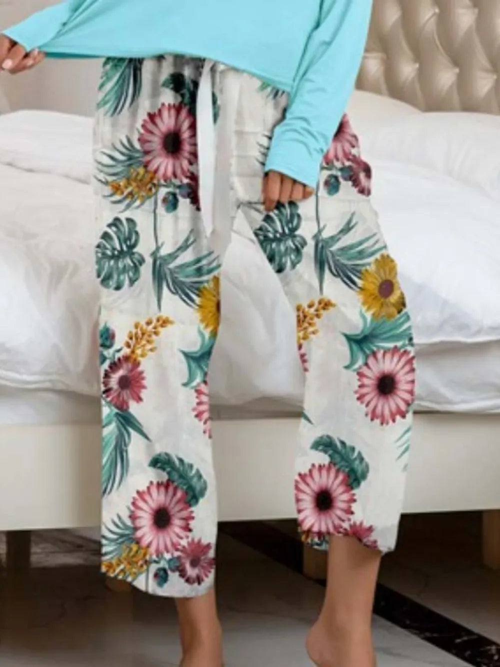 Ensemble de détente avec haut à encolure ronde et pantalon imprimé