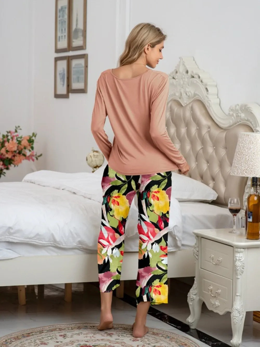 Ensemble de détente avec haut à encolure ronde et pantalon imprimé