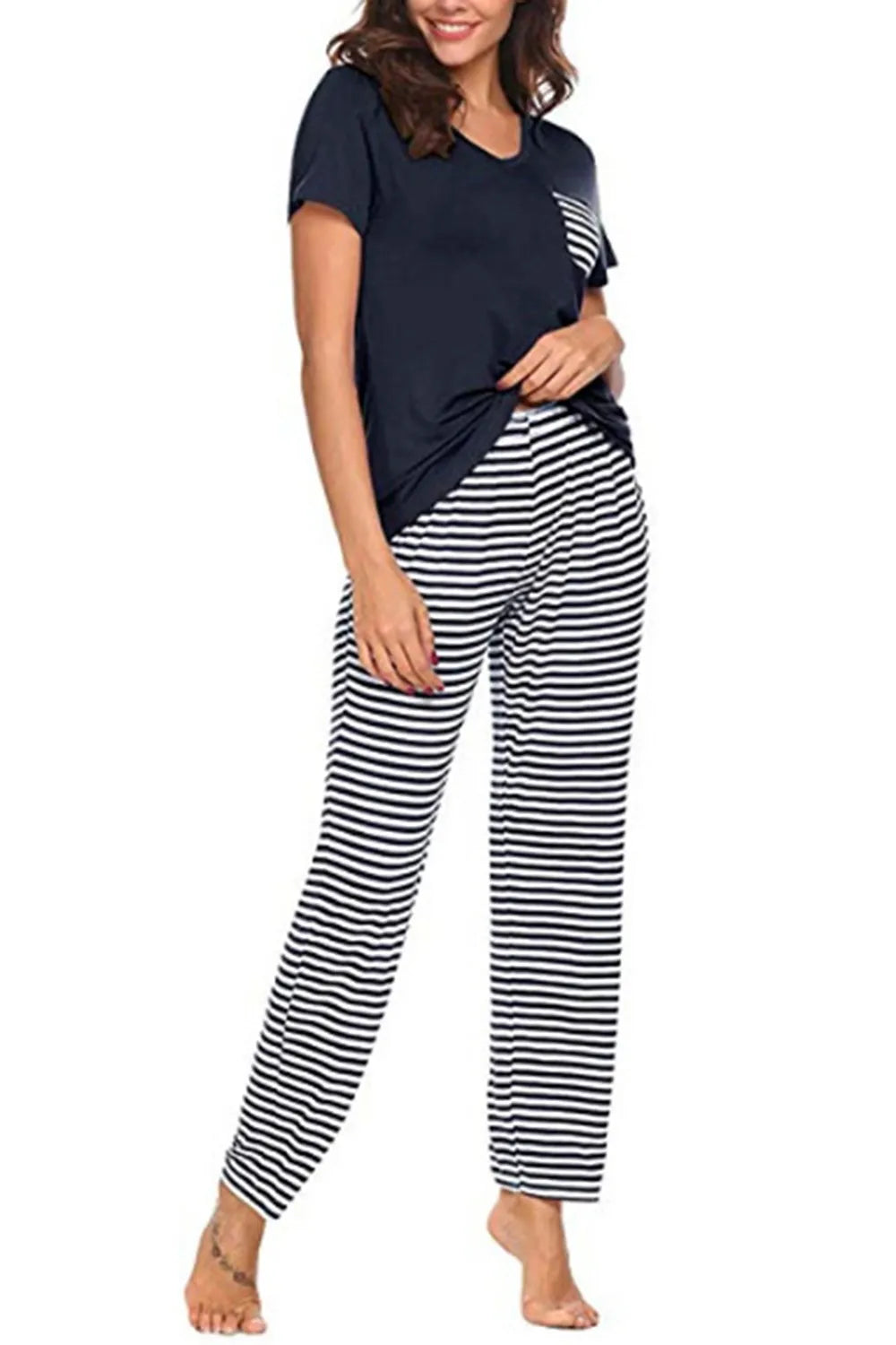Ensemble de nuit t-shirt manches courtes à poche et pantalon à rayures