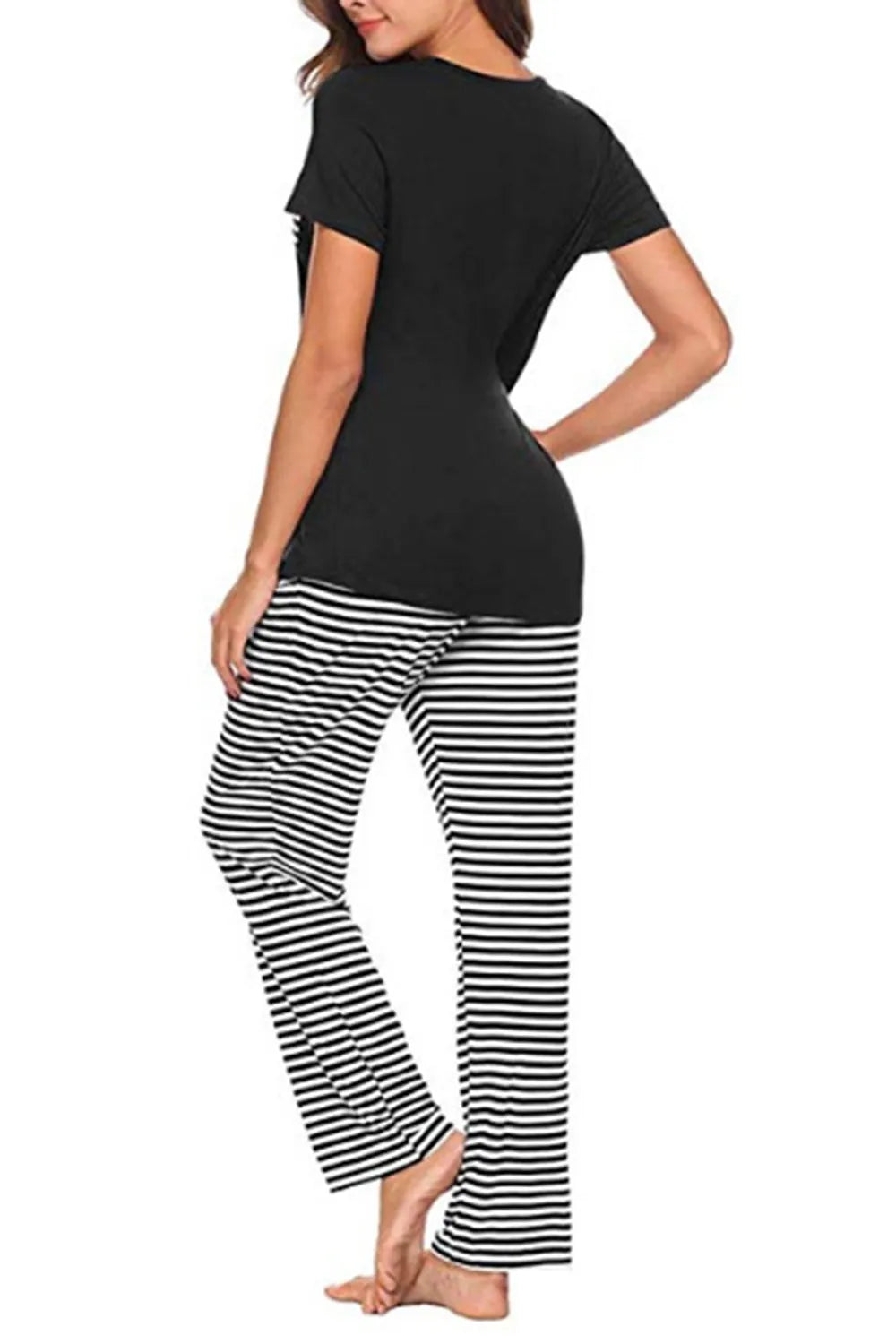 Ensemble de nuit t-shirt manches courtes à poche et pantalon à rayures