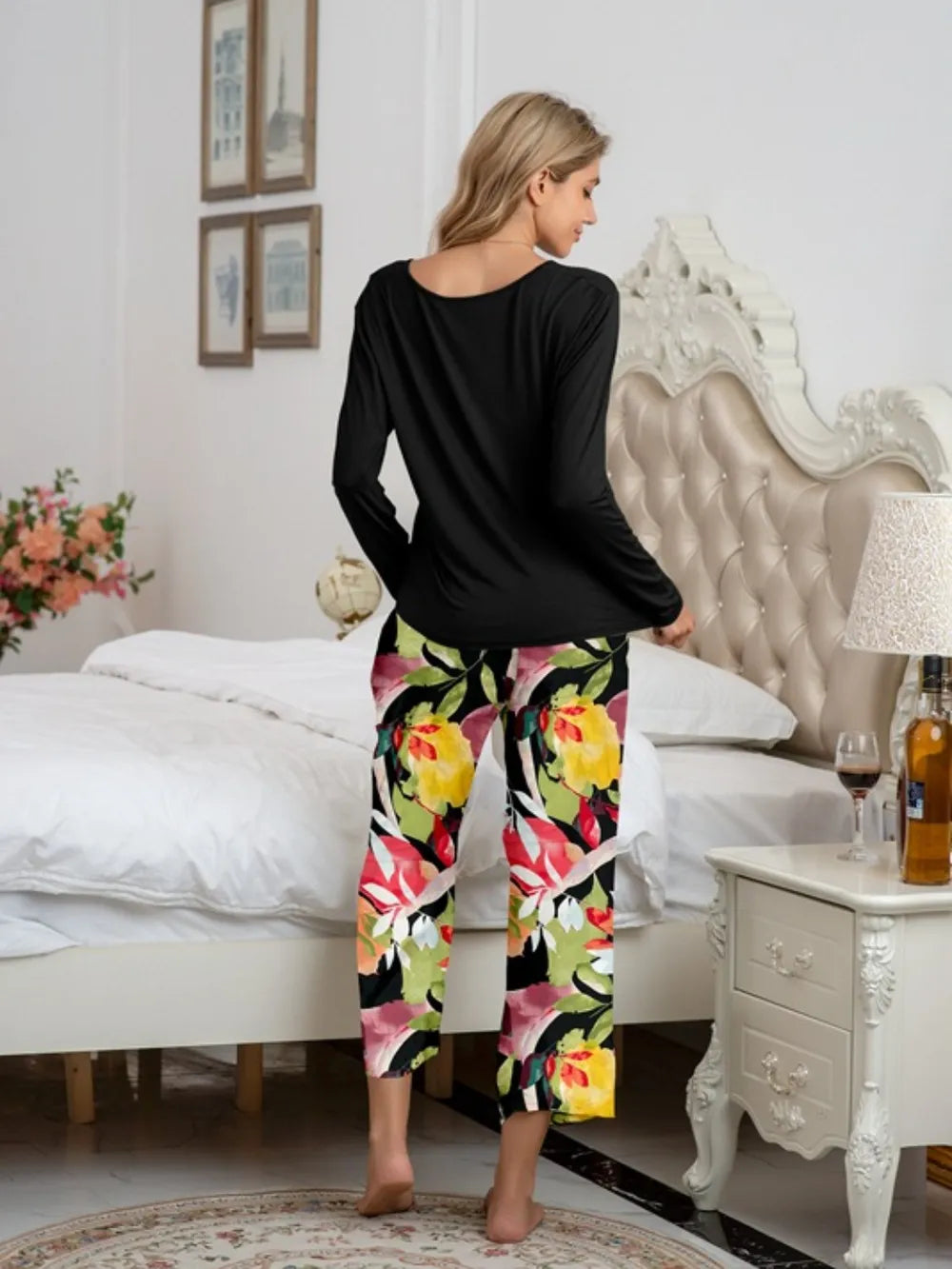 Ensemble de détente avec haut à encolure ronde et pantalon imprimé