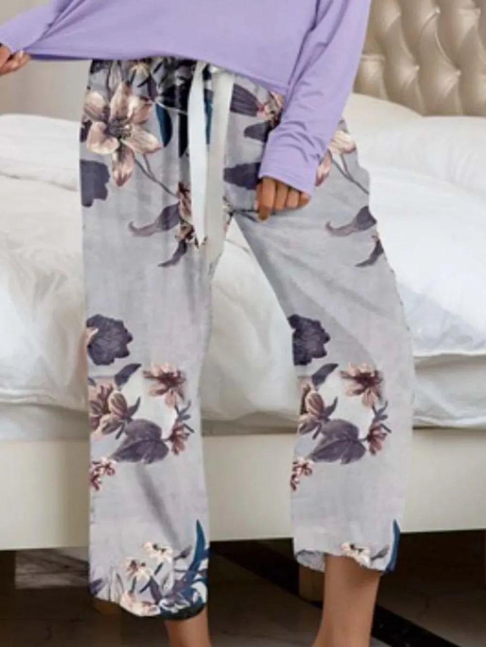 Ensemble de détente avec haut à encolure ronde et pantalon imprimé