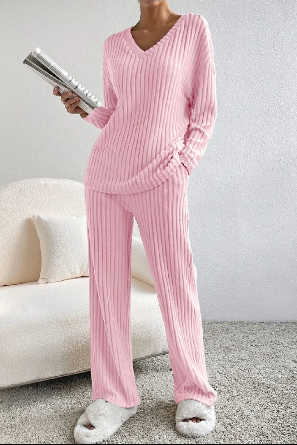 Ensemble de détente avec haut et pantalon côtelés à col en V