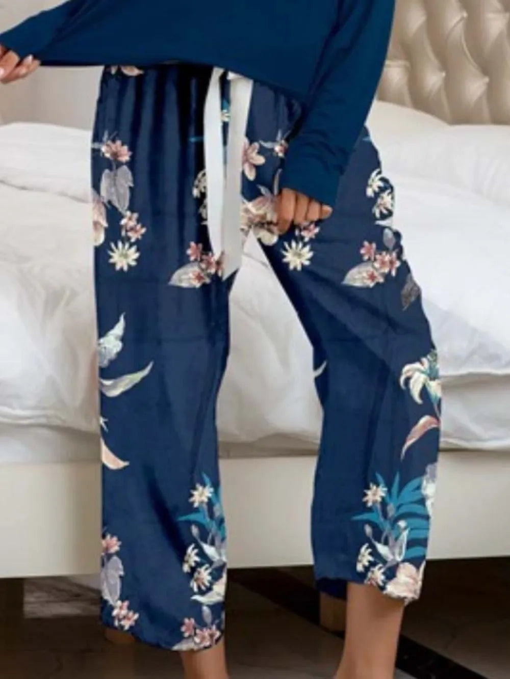 Ensemble de détente avec haut à encolure ronde et pantalon imprimé