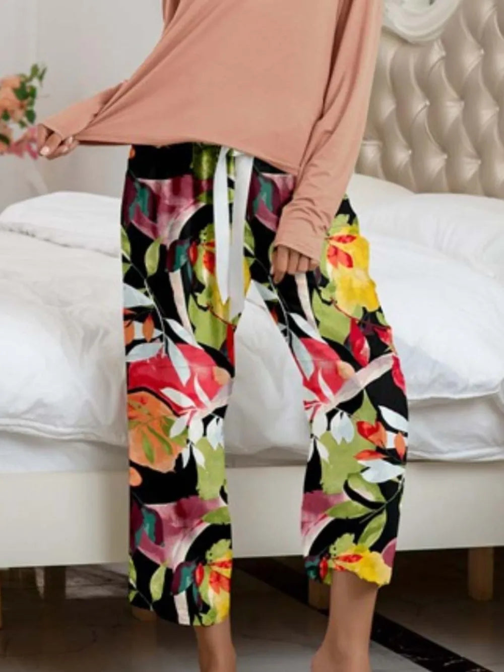 Ensemble de détente avec haut à encolure ronde et pantalon imprimé