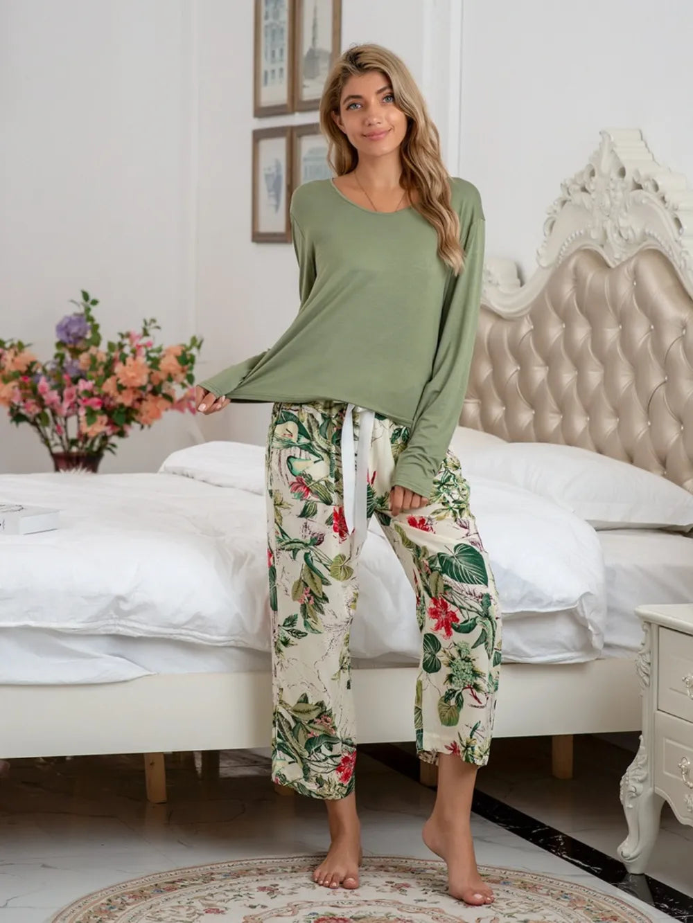 Ensemble de détente avec haut à encolure ronde et pantalon imprimé