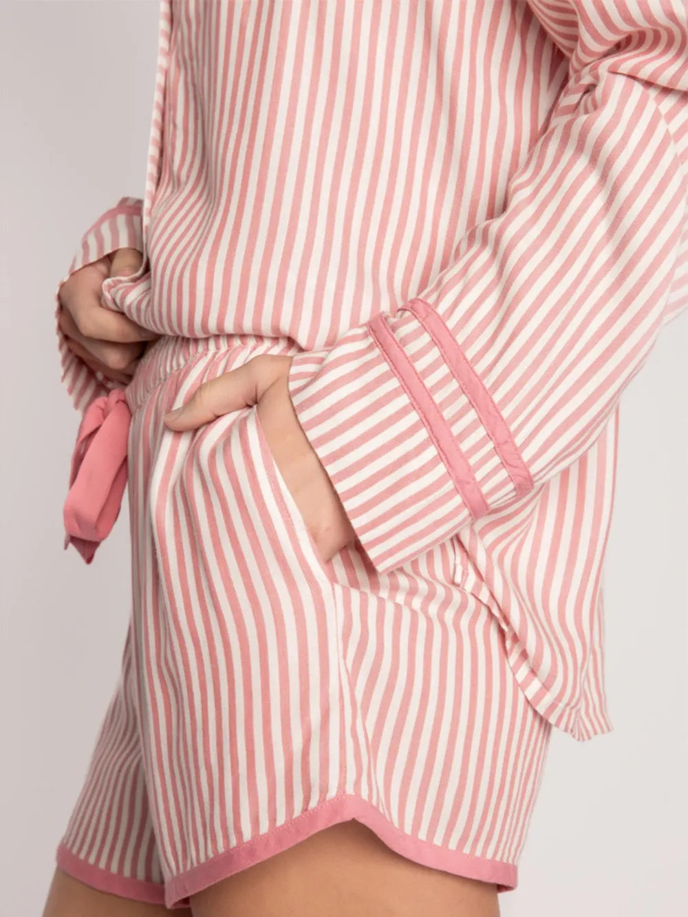 Ensemble de salon haut à manches longues à col rayé et short
