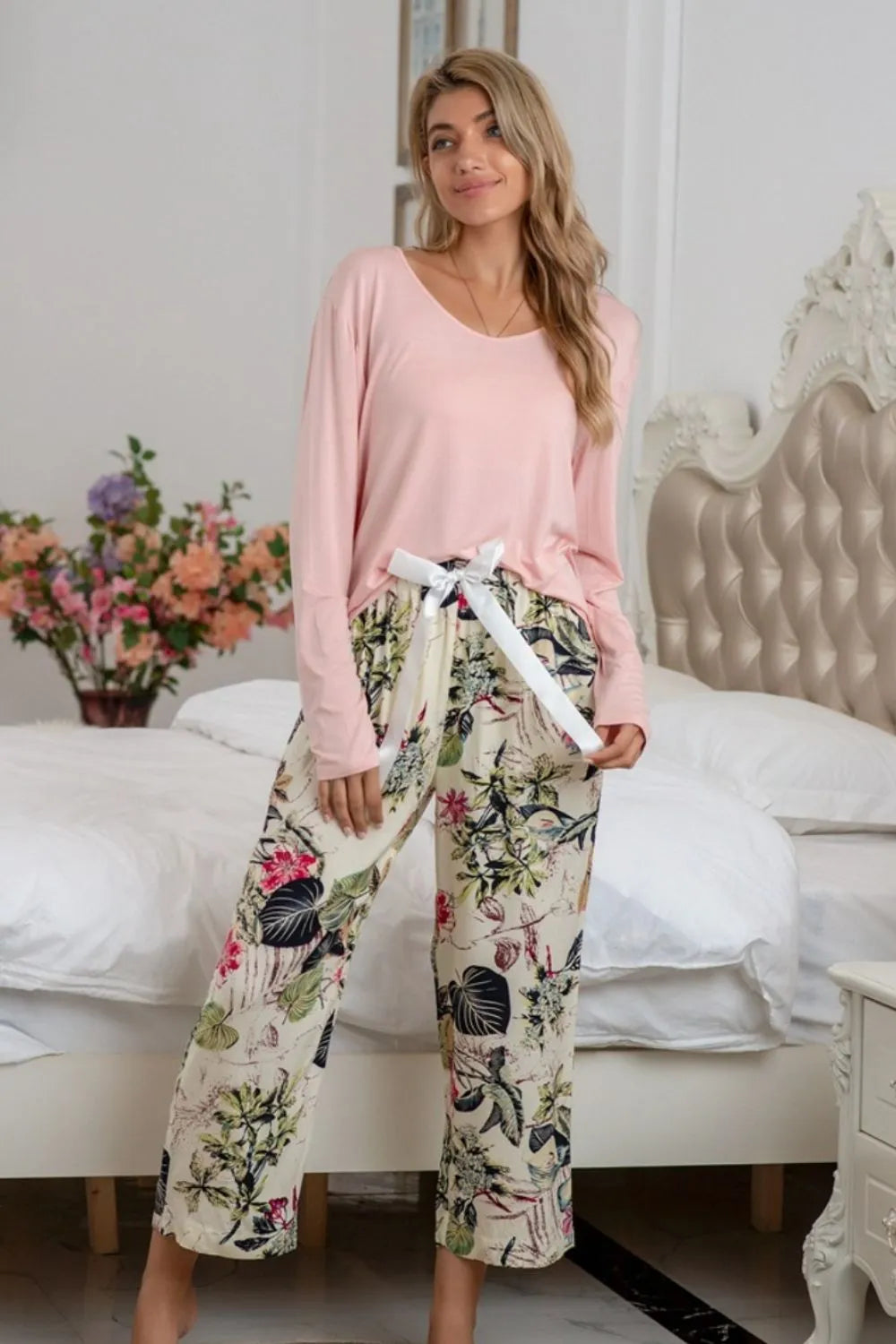 Ensemble de détente avec haut à encolure ronde et pantalon imprimé