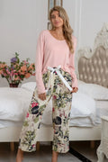 Ensemble de détente avec haut à encolure ronde et pantalon imprimé