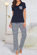 Ensemble de nuit t-shirt manches courtes à poche et pantalon à rayures