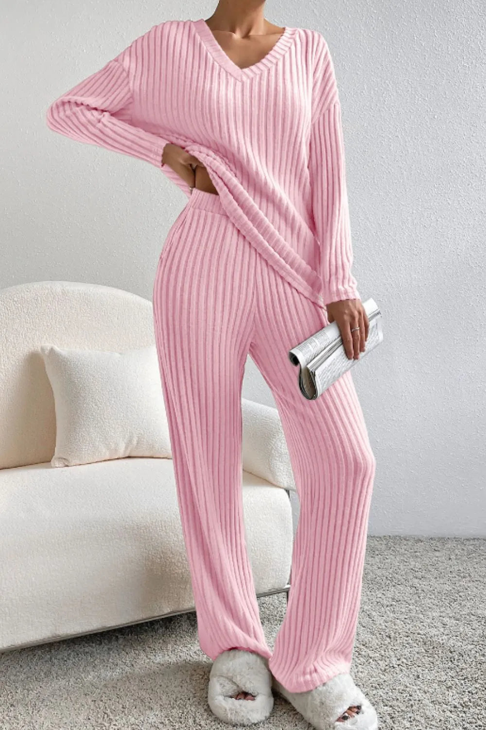 Ensemble de détente avec haut et pantalon côtelés à col en V