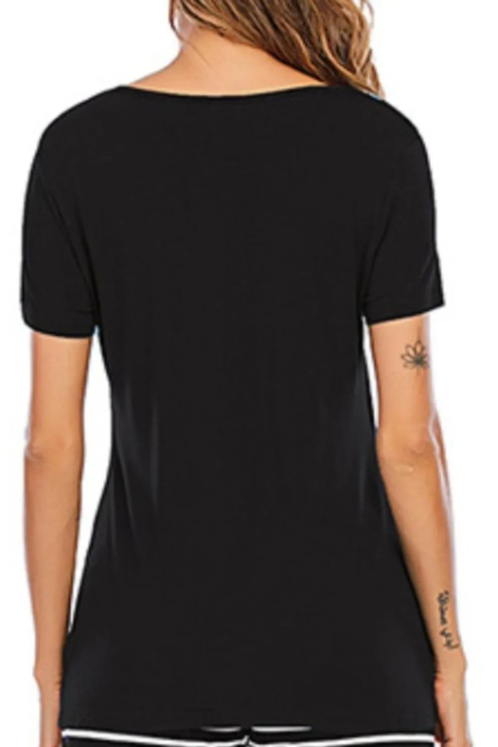 Ensemble de nuit t-shirt manches courtes à poche et pantalon à rayures