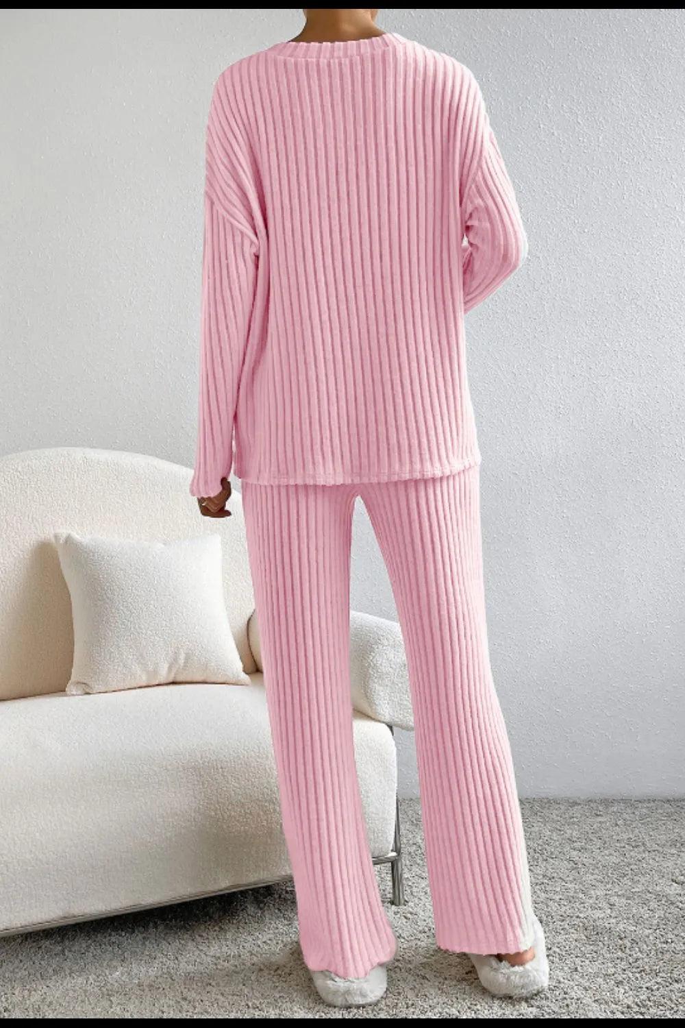 Ensemble de détente avec haut et pantalon côtelés à col en V