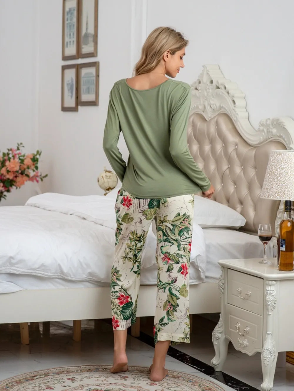 Ensemble de détente avec haut à encolure ronde et pantalon imprimé