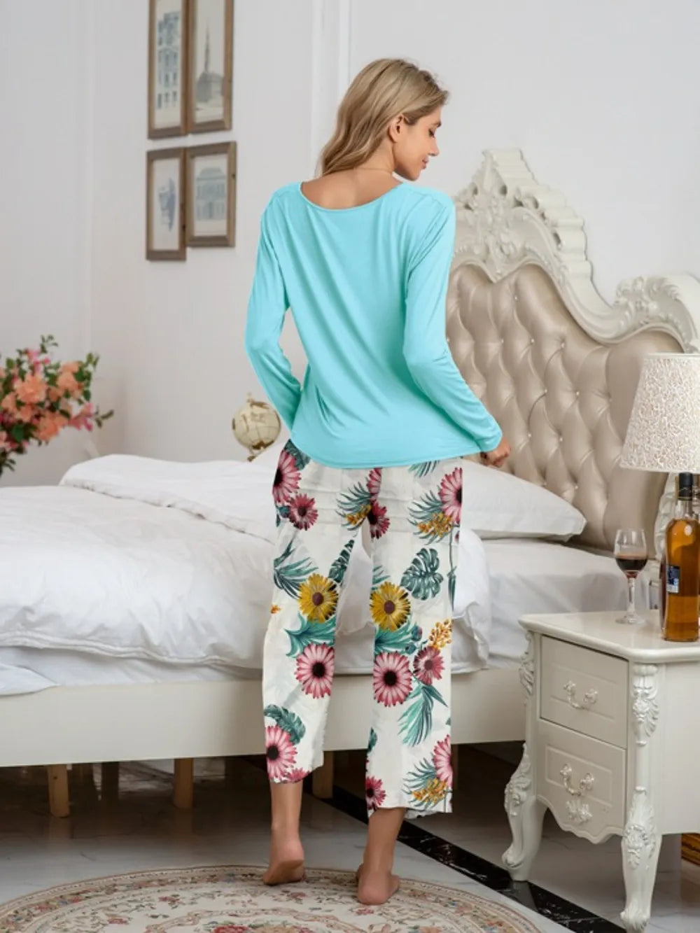 Ensemble de détente avec haut à encolure ronde et pantalon imprimé