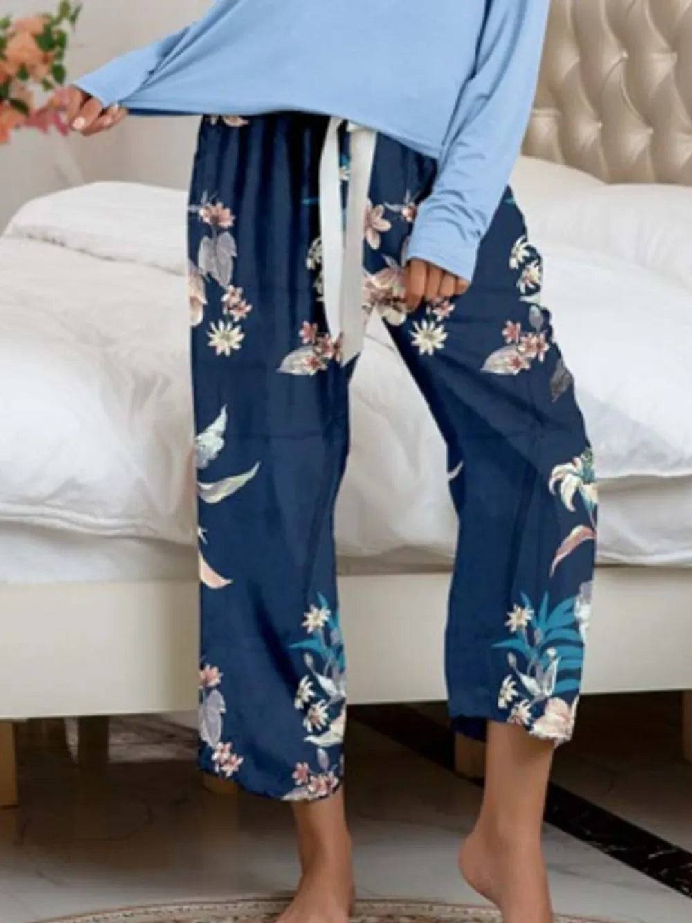Ensemble de détente avec haut à encolure ronde et pantalon imprimé